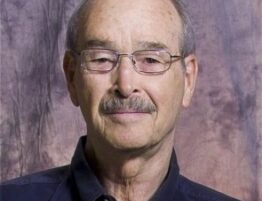 Ron Kurtz, fundador del Método Hakomi, enfoque basado en mindfulness y presencia terapéutica